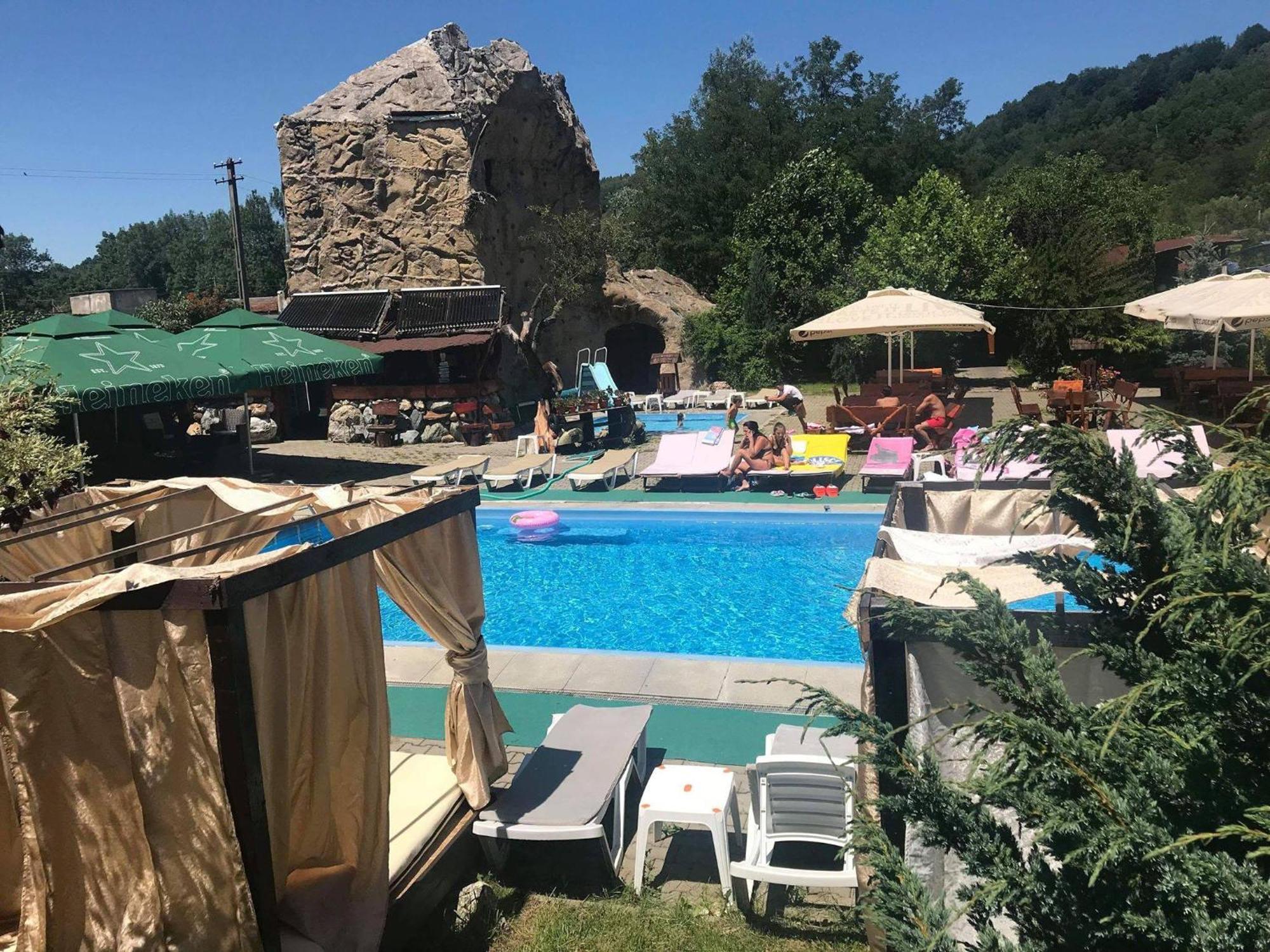 Castelul De Vis Hotel Petrosani Exterior photo